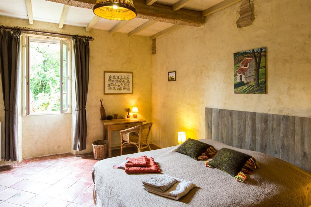 Au Mas Des Calmettes Bed & Breakfast Parisot  Eksteriør bilde
