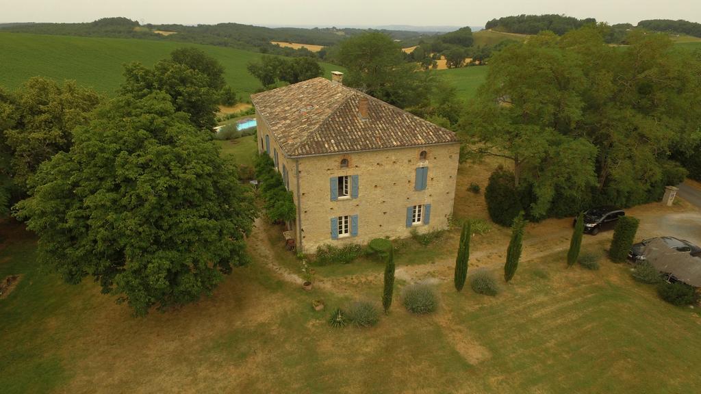 Au Mas Des Calmettes Bed & Breakfast Parisot  Eksteriør bilde